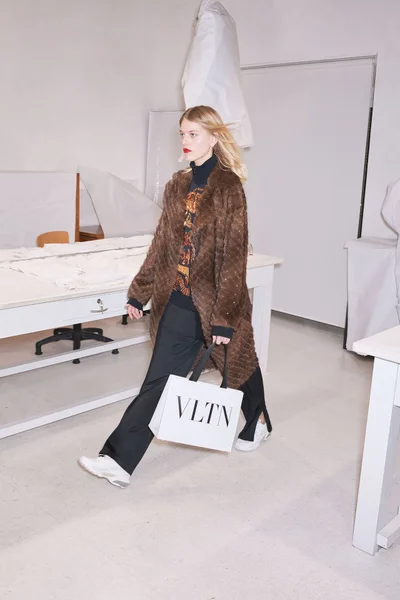 Look 10